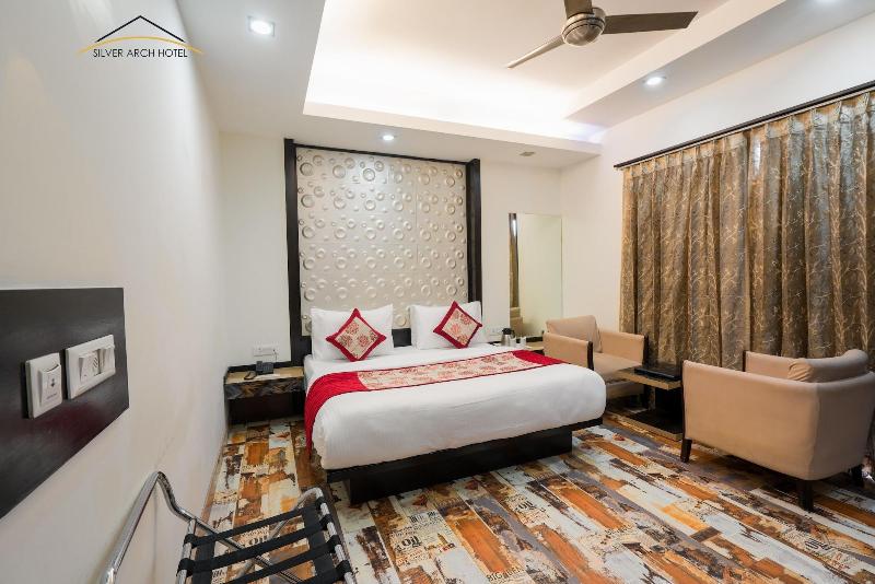 Silver Arch Hotel image