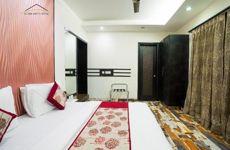 Silver Arch Hotel image