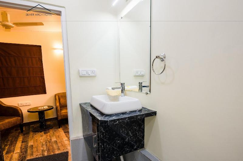 Silver Arch Hotel image