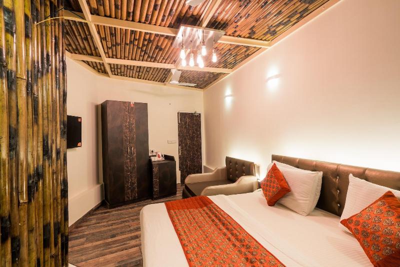 Silver Arch Hotel image
