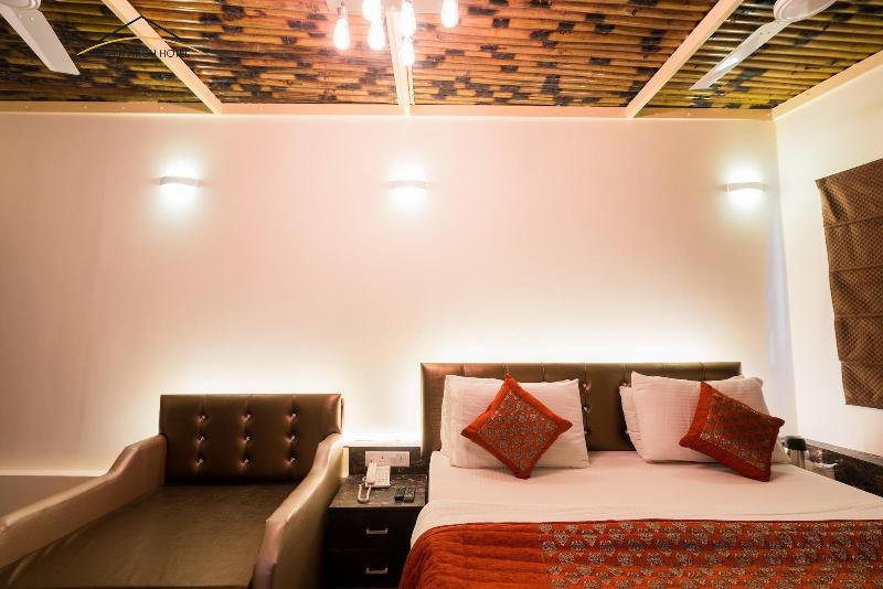 Silver Arch Hotel image