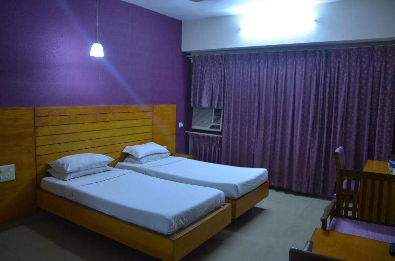 Hotel Srinivas — exterior view