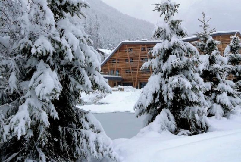 Au Charmant Petit Lac — exterior view