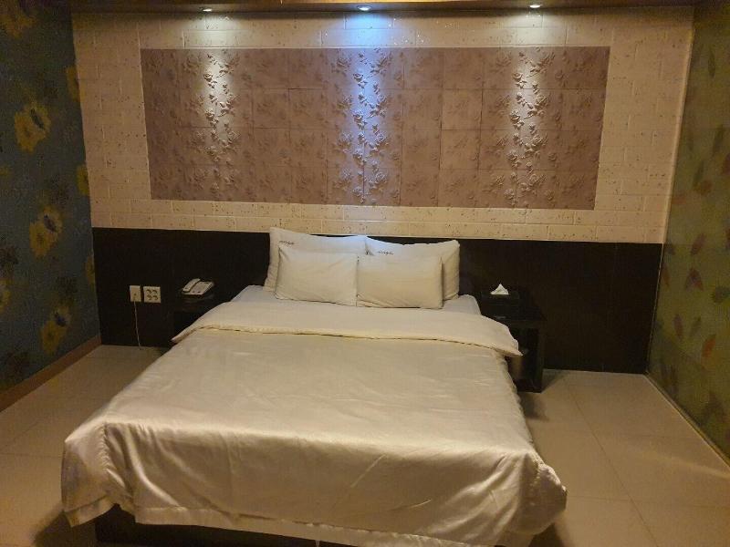 Sepia Hotel Story — photo 3