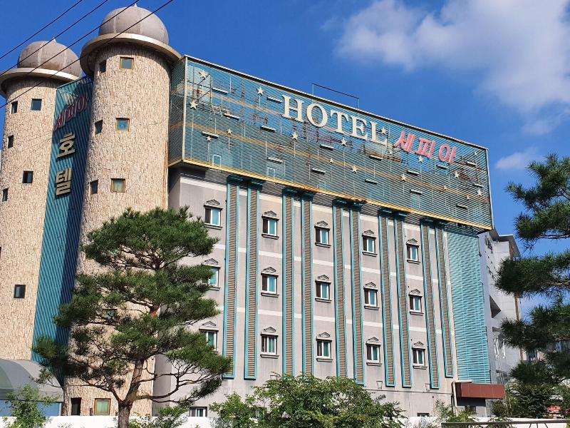 Sepia Hotel Story — photo 5