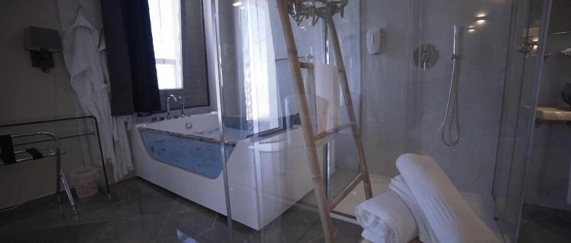 Hotel Royal image