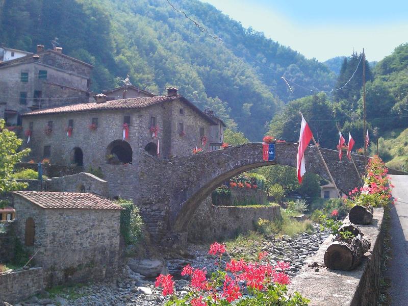 Beautiful Cottage in Pescia with Hot Tub image