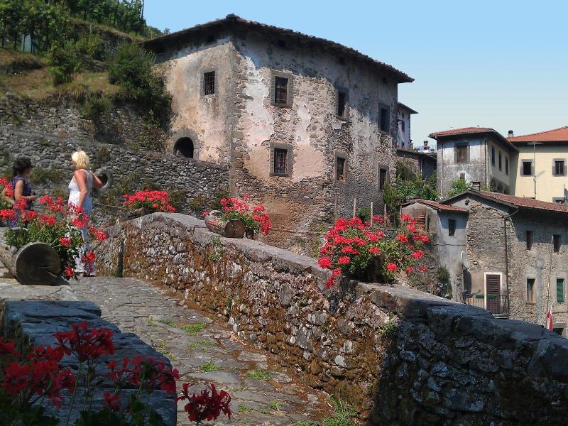 Beautiful Cottage in Pescia with Hot Tub image