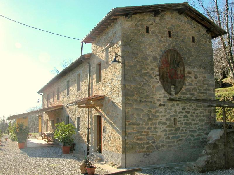 Beautiful Cottage in Pescia with Hot Tub image