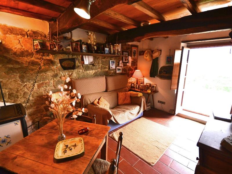 Beautiful Cottage in Pescia with Hot Tub image