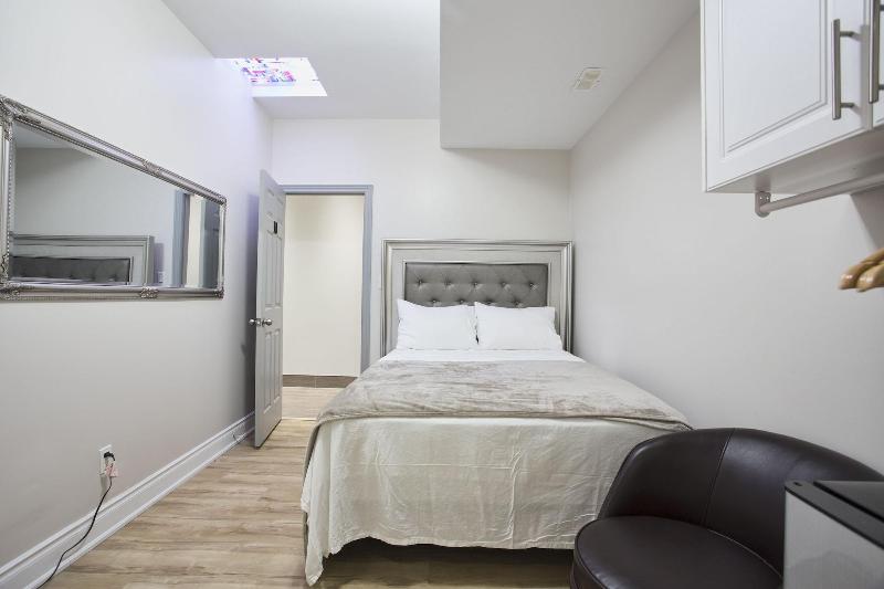 Toronto Rooms and Suites image