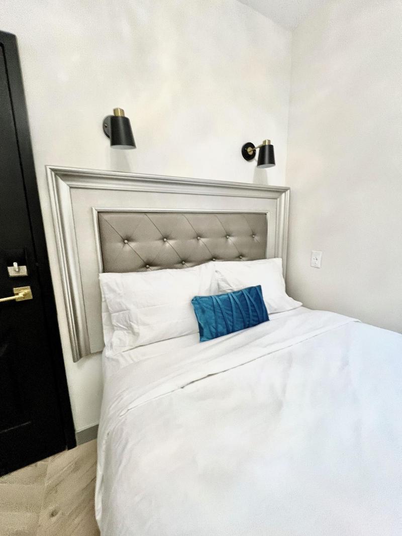 Toronto Rooms and Suites image