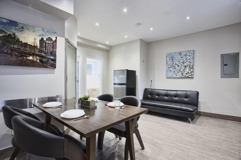 Toronto Rooms and Suites image