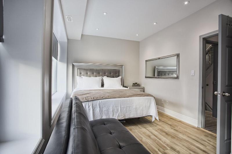 Toronto Rooms and Suites image