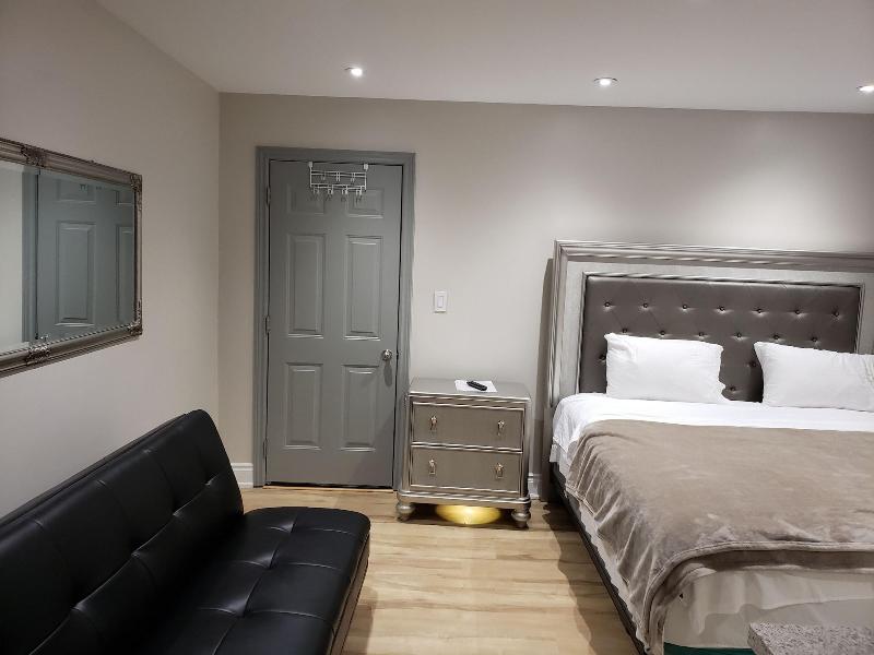 Toronto Rooms and Suites image