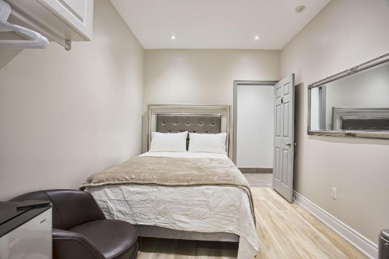 Toronto Rooms and Suites image