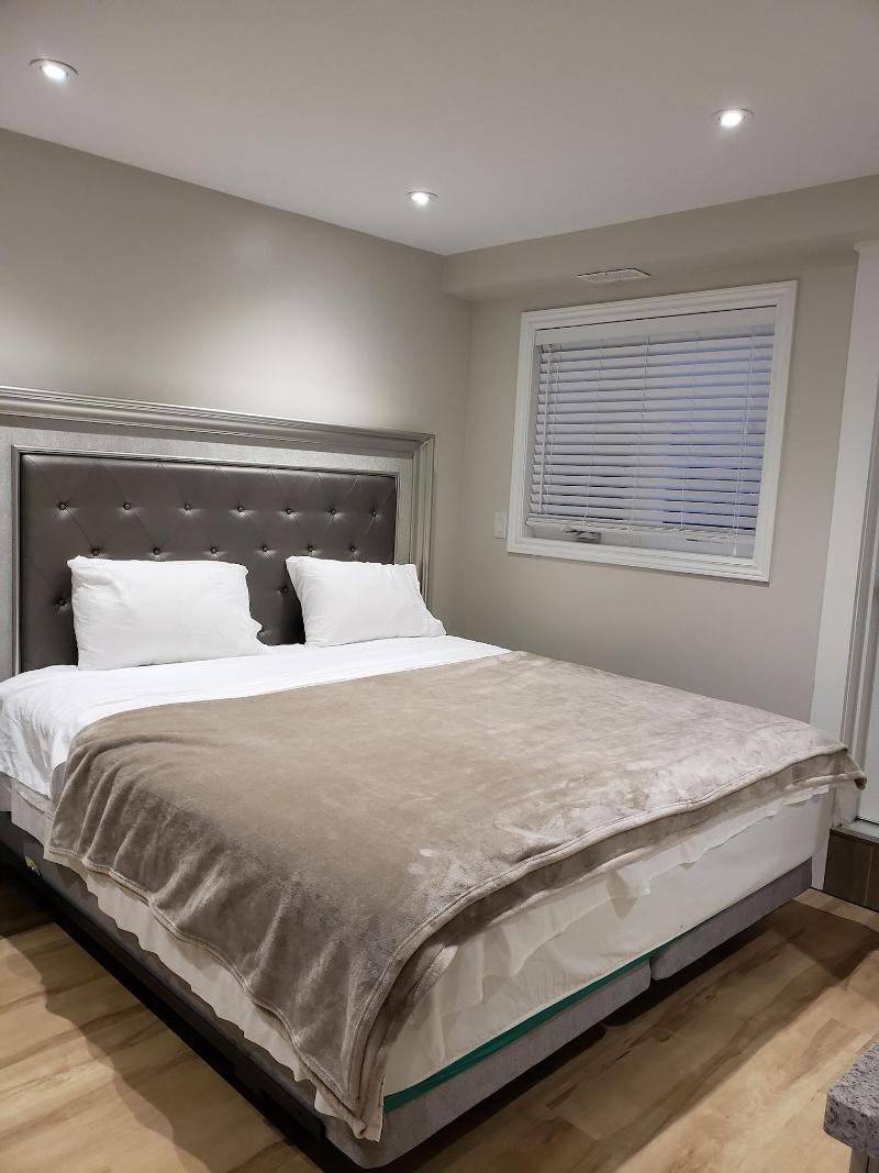 Toronto Rooms and Suites image