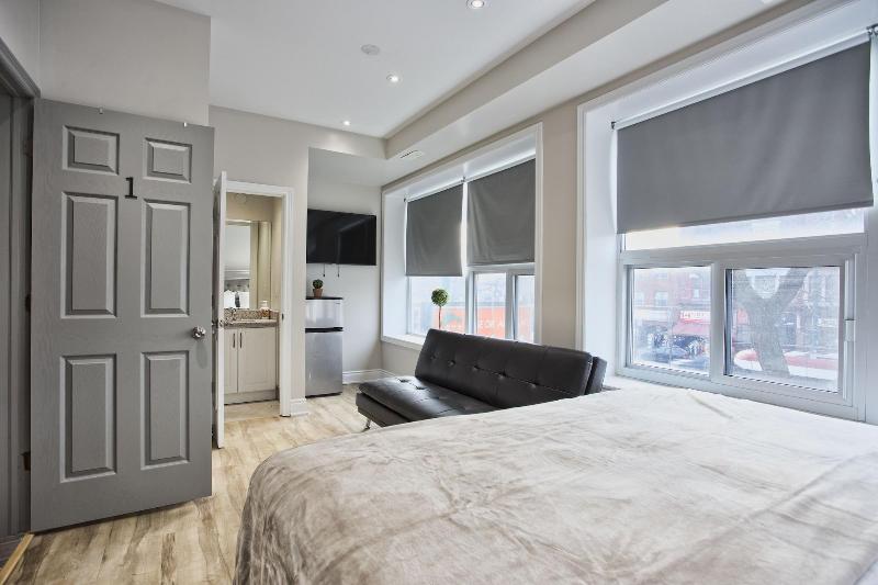 Toronto Rooms and Suites image