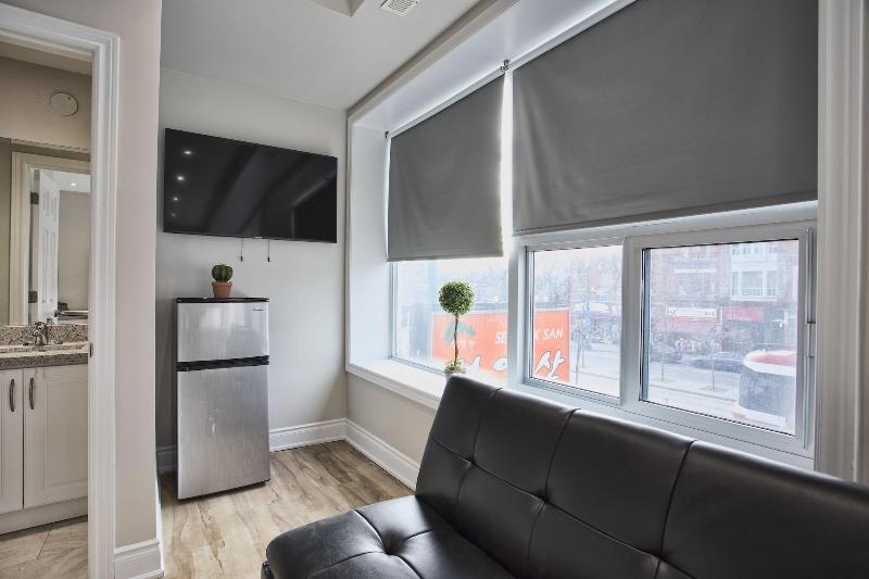 Toronto Rooms and Suites image