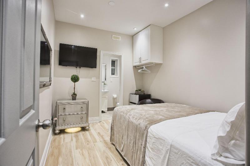 Toronto Rooms and Suites image