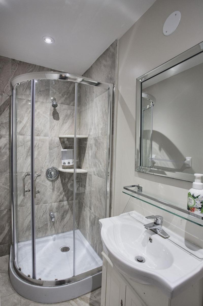 Toronto Rooms and Suites image