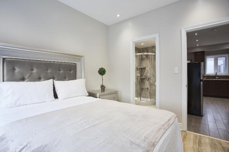 Toronto Rooms and Suites image