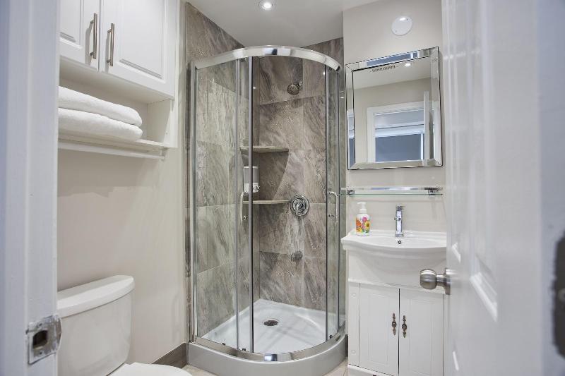 Toronto Rooms and Suites image