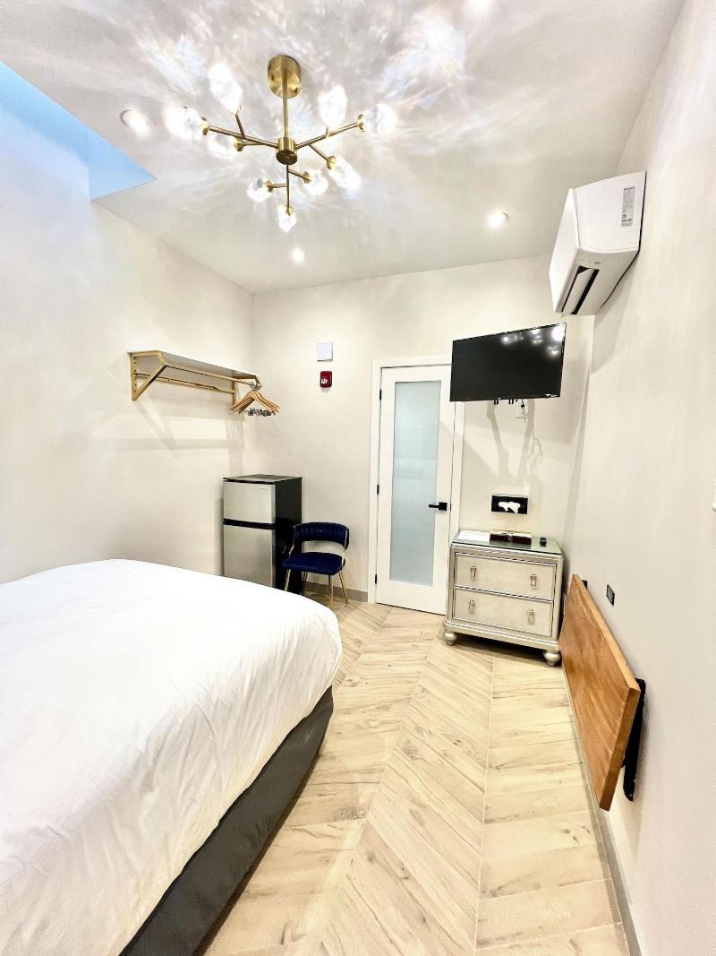 Toronto Rooms and Suites image