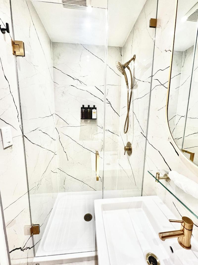 Toronto Rooms and Suites image