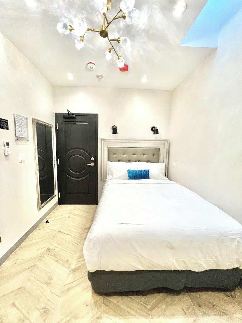 Toronto Rooms and Suites image