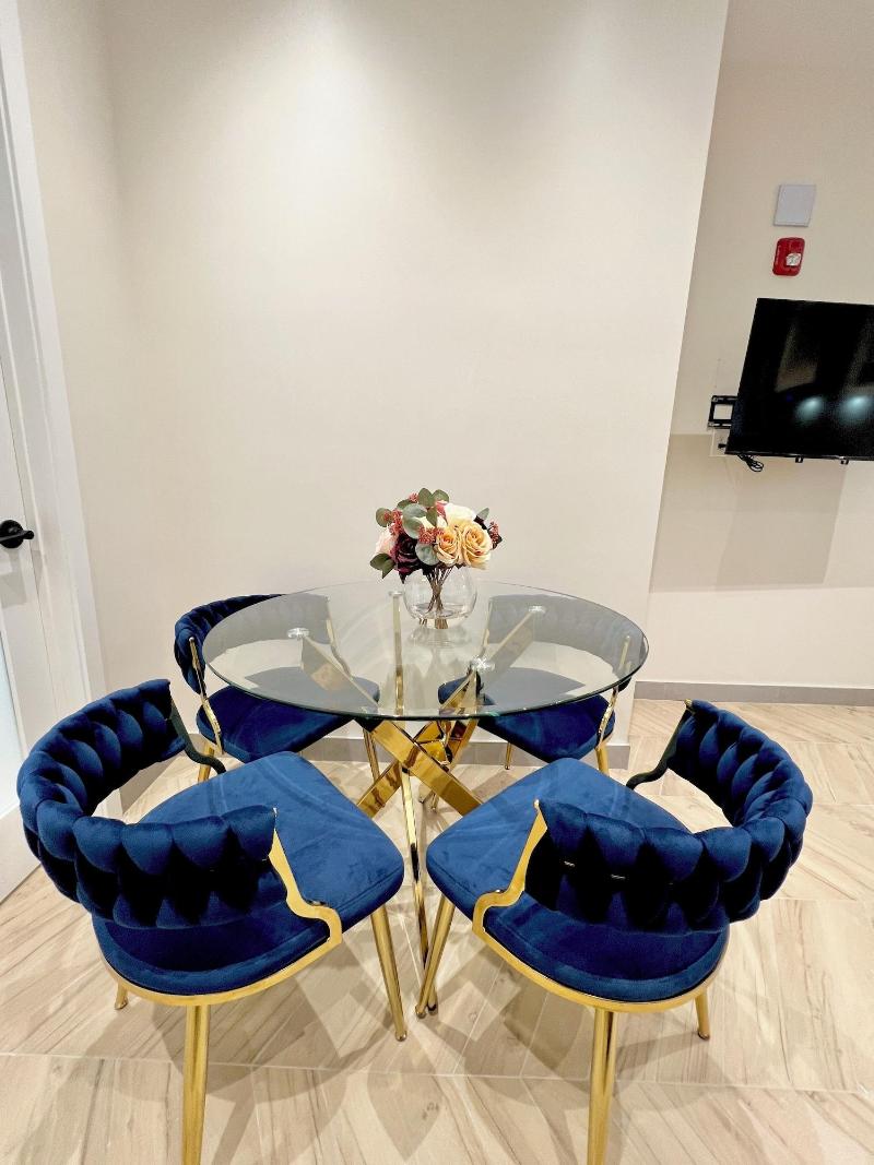 Toronto Rooms and Suites image