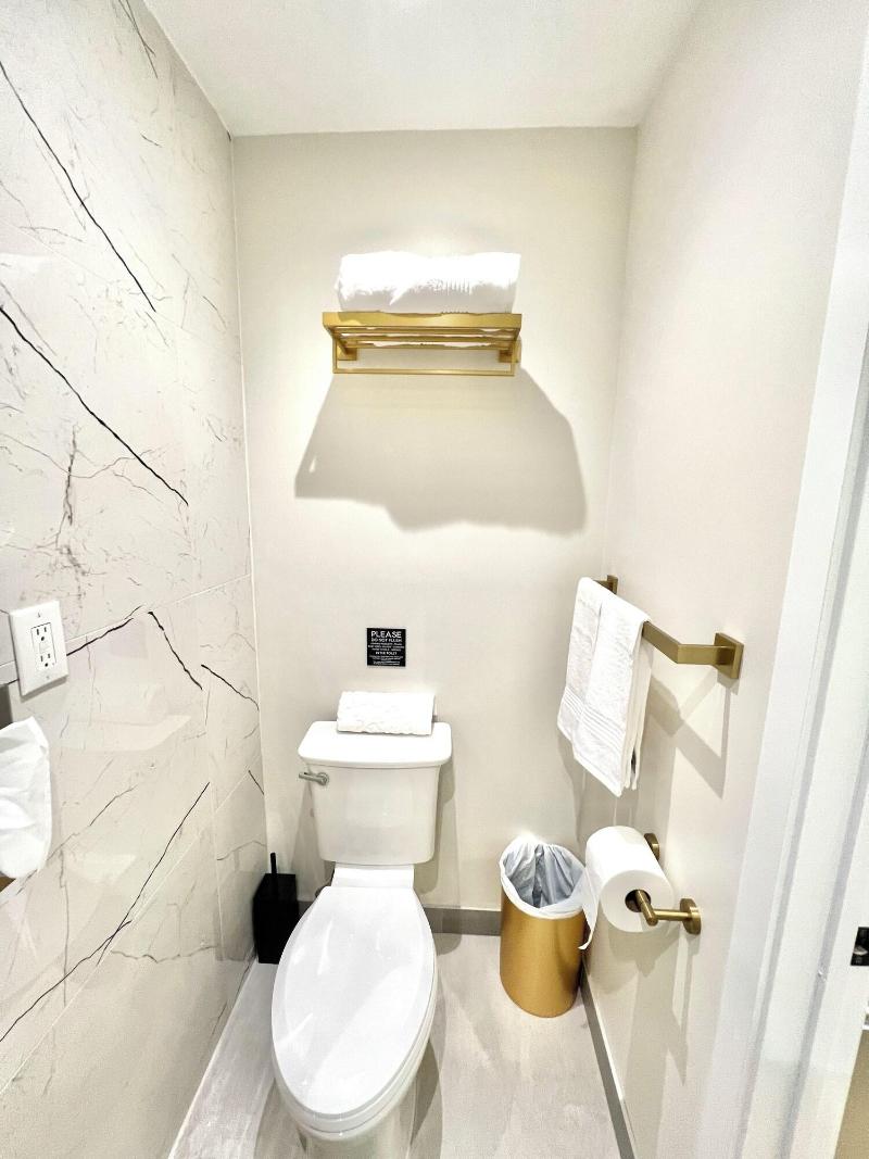 Toronto Rooms and Suites image