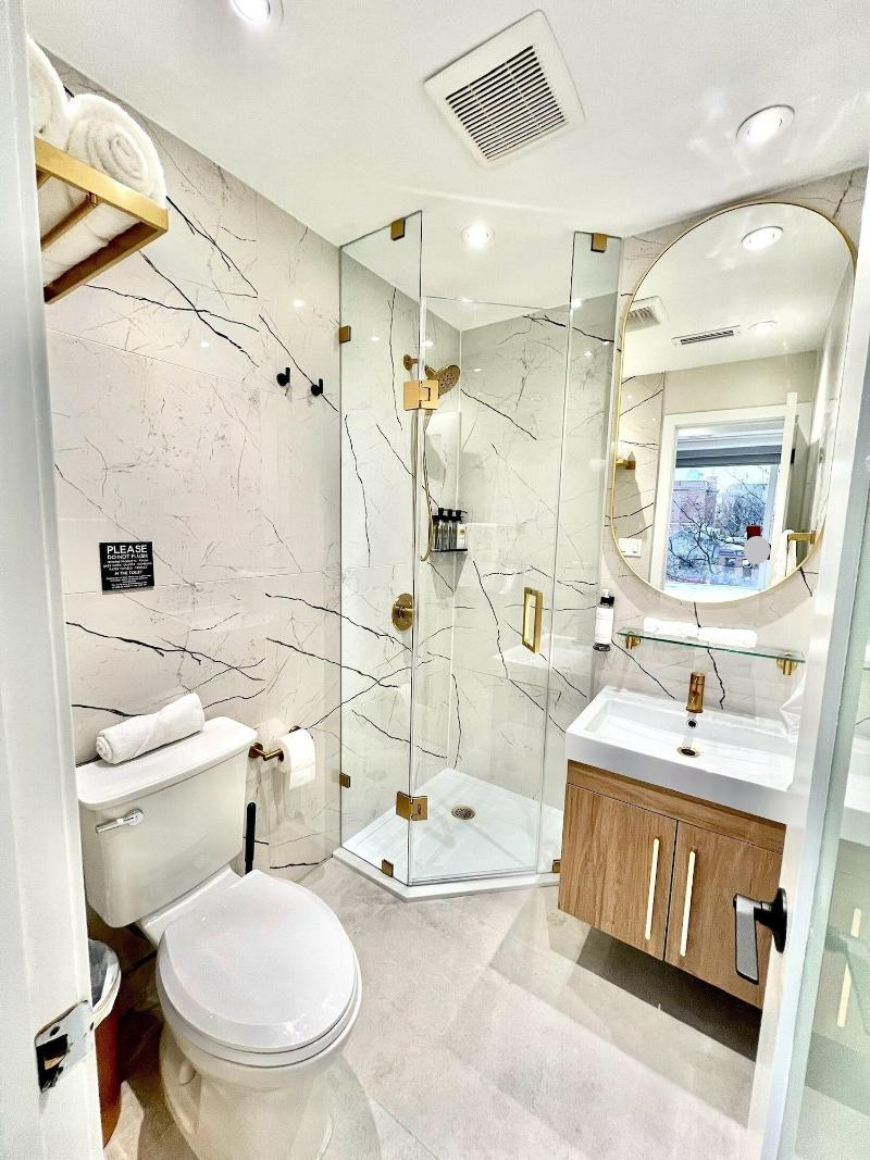 Toronto Rooms and Suites image