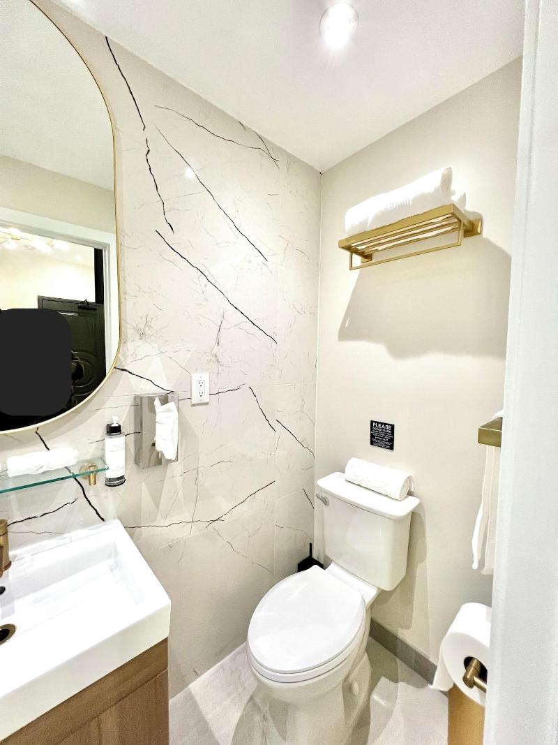 Toronto Rooms and Suites image