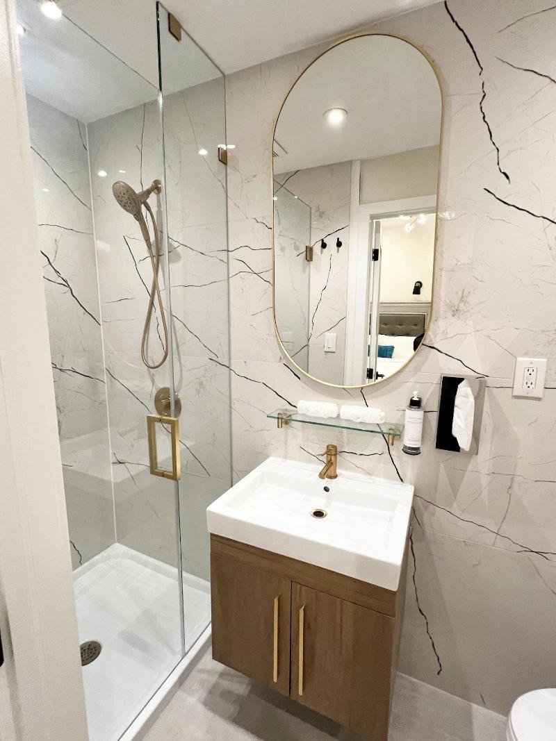 Toronto Rooms and Suites image