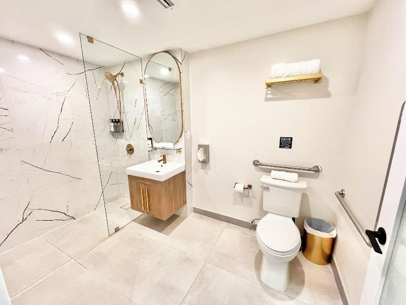 Toronto Rooms and Suites image