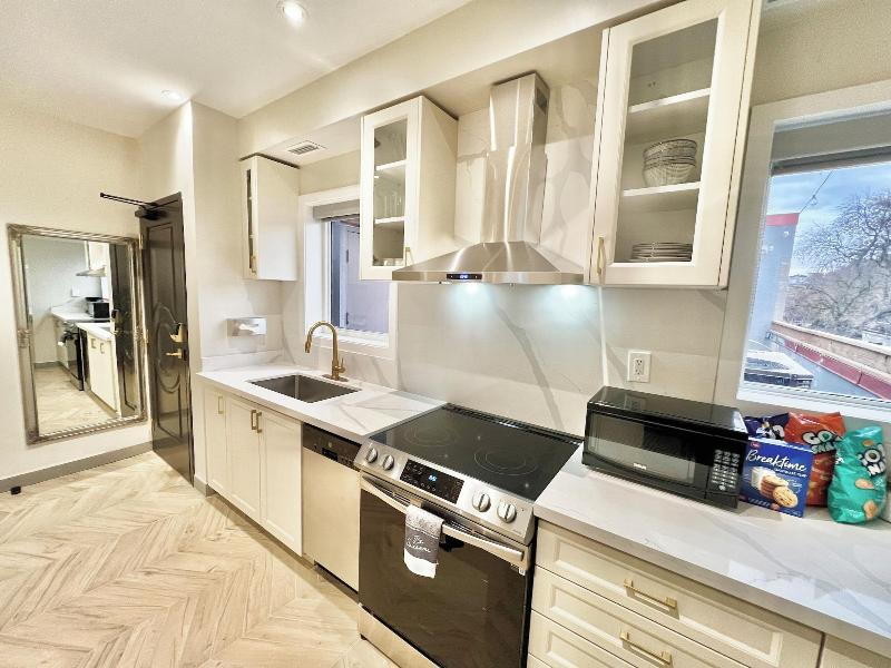 Toronto Rooms and Suites image