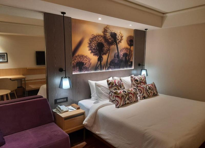 The Gaurs Sarovar Portico image