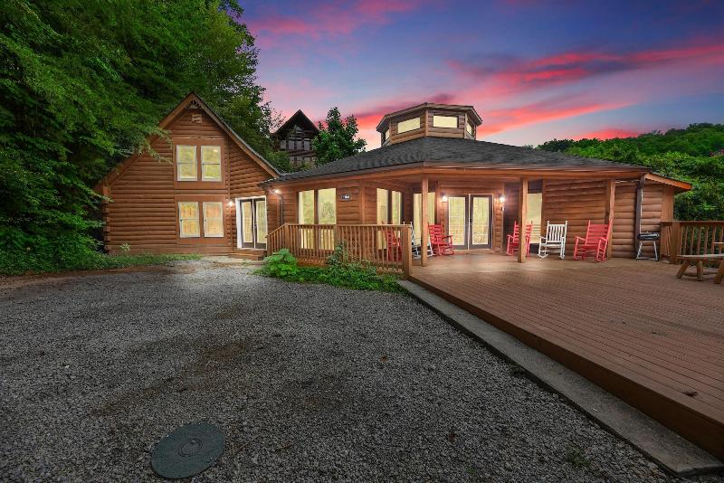 SmokyStays Swiss Cottage Chalet — photo 3