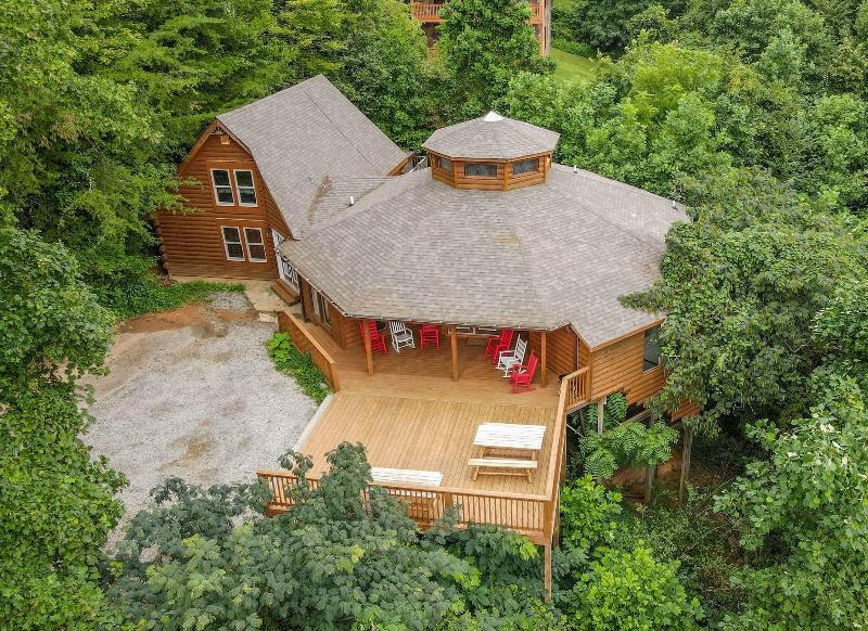 SmokyStays Swiss Cottage Chalet — photo 4