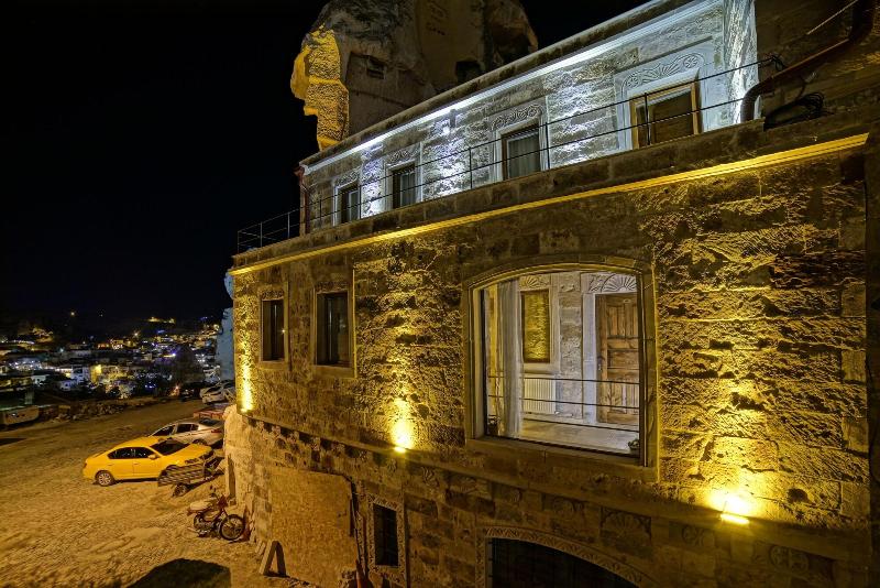 Zeus Cave Suites image