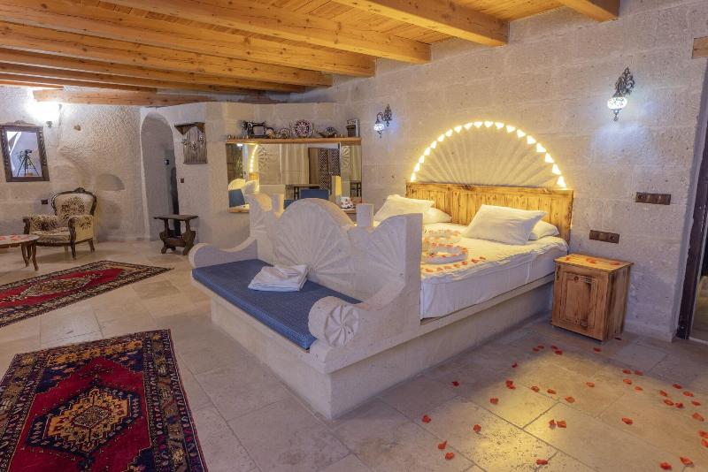 Zeus Cave Suites image