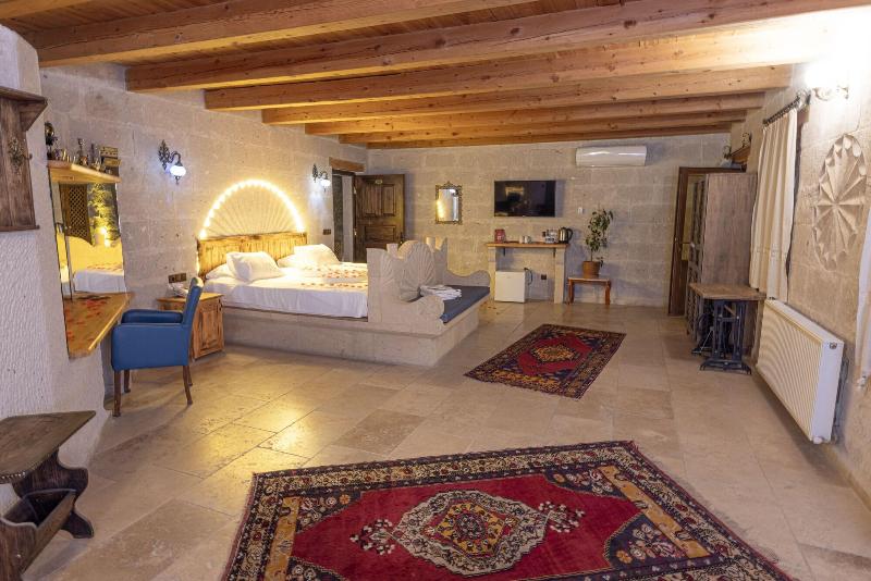 Zeus Cave Suites image