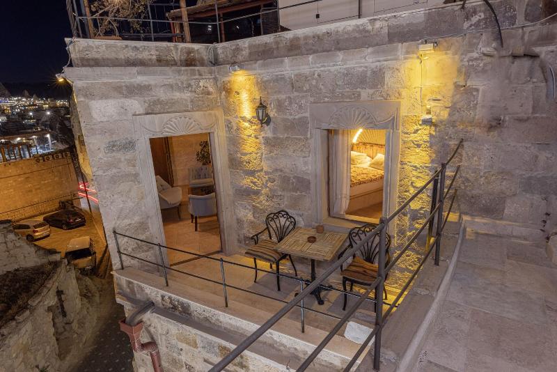 Zeus Cave Suites image