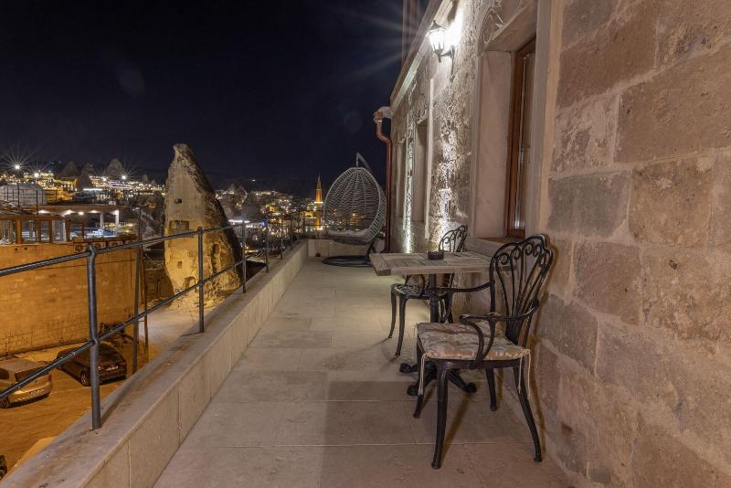 Zeus Cave Suites image
