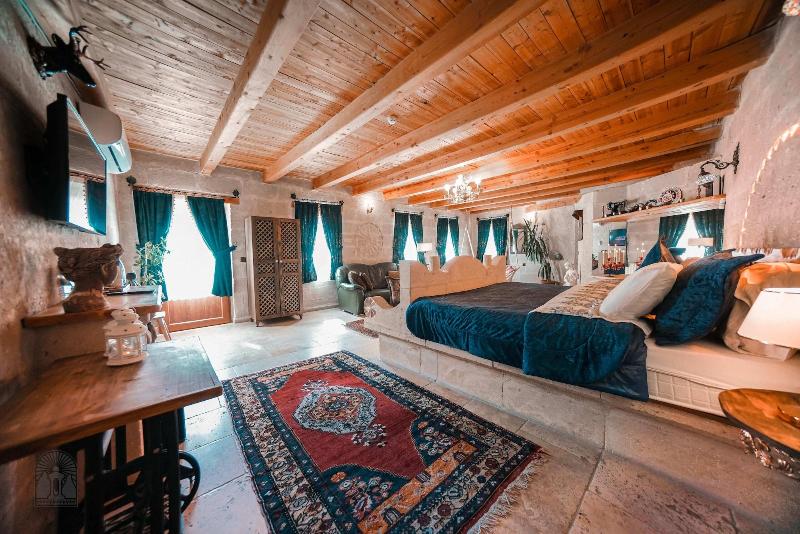 Zeus Cave Suites image