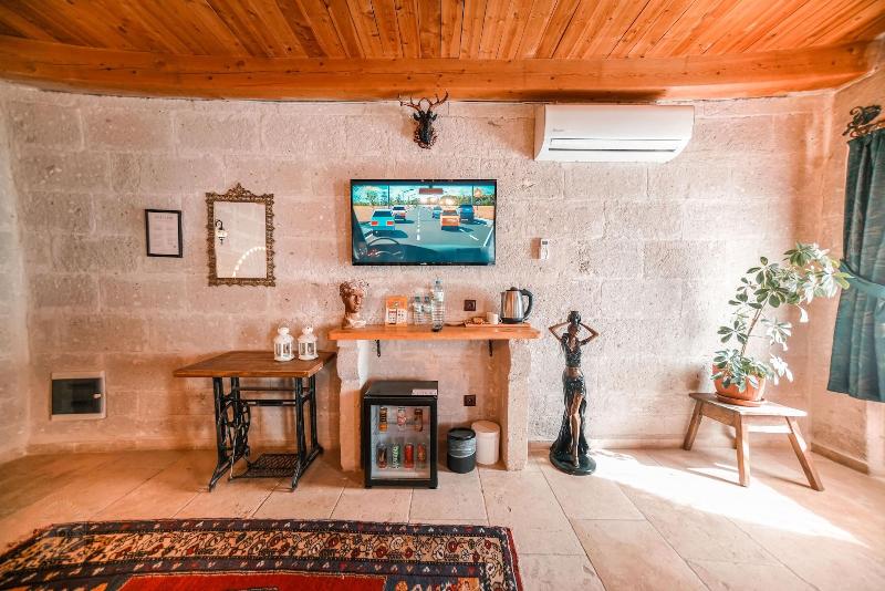 Zeus Cave Suites image