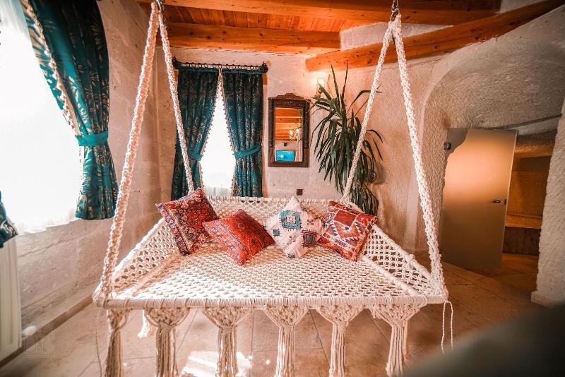 Zeus Cave Suites image