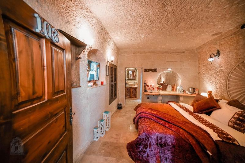 Zeus Cave Suites image