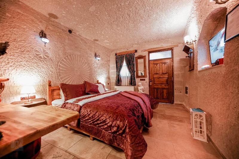 Zeus Cave Suites image